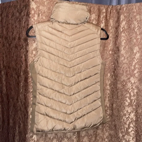 NWOT SPECIAL ONE Premium Quality Women's Beige Puffer Vest. Size Small - Picture 2 of 7